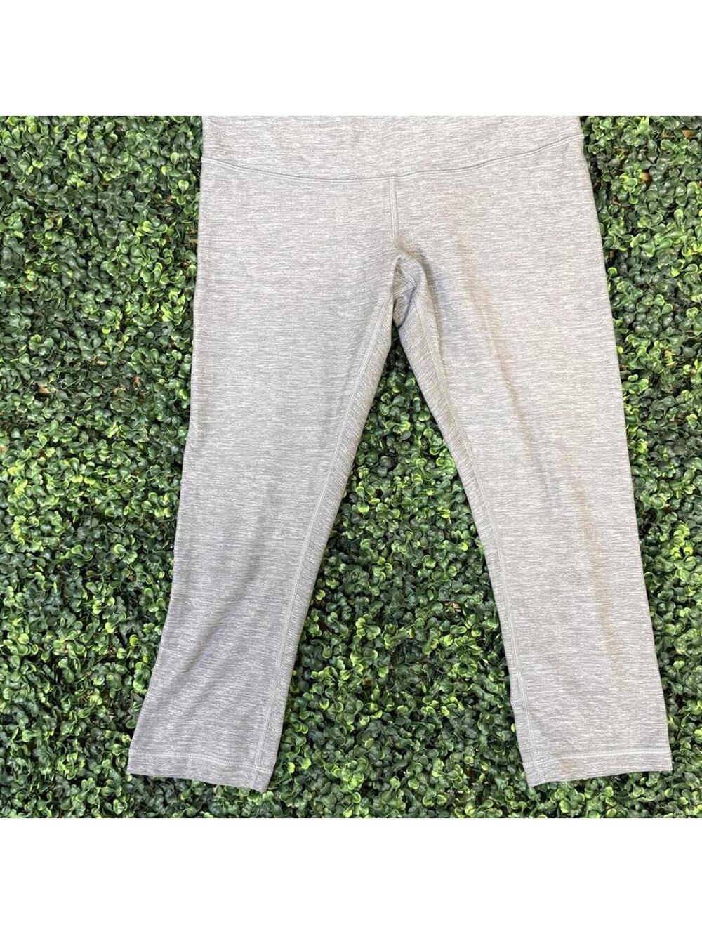🩶 Lululemon heathered grey cropped leggings, believed to be wunder under size 8